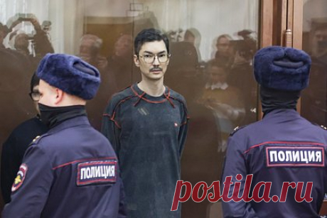 Бывший главред Tatler осужден на семь лет за вымогательство у Чемезова. В Москве суд приговорил бывшего главного редактора журнала Tatler Ариана Романовского и журналиста Тамерлана Бигаева к 7 годам лишения свободы каждого за вымогательство 11 миллионов рублей у главы «Ростеха» Сергея Чемезова. Кирилла Суханова — бывшего коммерческого директора Ксении Собчак — осудили на 7 лет.
