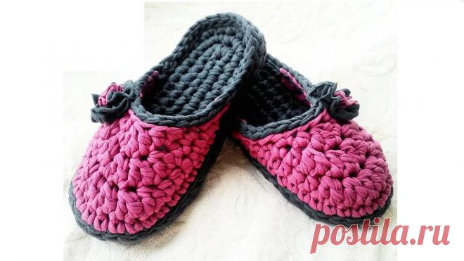 Вяжем мягкие тапочки из трикотажной пряжи В последнее время вязание из трикотажной пряжи становится все более популярным. В интернете можно найти различные мастер-классы по вязанию
