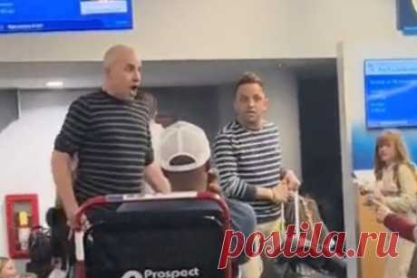 Двое мужчин разругались в аэропорту, обматерили инвалида и попали на видео. Два пассажира American Airlines устроили скандал в аэропорту города Шарлотт, штат Северная Каролина. Неясно, что стало причиной ссоры, но один из спорщиков громко обратился к попутчикам и заявил, что авиакомпания их подставила. При этом когда женщина-инвалид сделала замечание дебоширам, они обматерили ее.