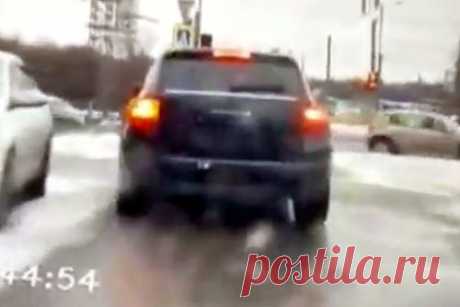 В Петербурге водитель Porsche устроил погоню в стиле GTA и попал на видео. В Санкт-Петербурге водитель на Porsche Cayenne протаранил семь автомобилей, уходя от полицейской погони в стиле GTA. Массовое ДТП попало на видео. На появившихся кадрах видно, как россиянин пытается оторваться от полицейских во дворах. Лихачом на Porsche оказался 22-летний молодой человек.