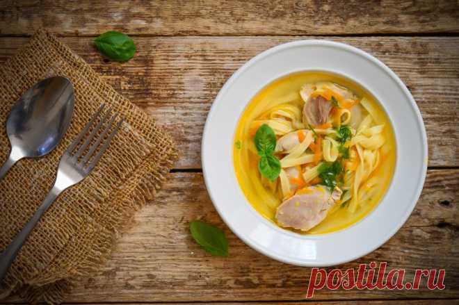 Ароматный куриный суп с домашней лапшой от Шефмаркет Очень вкусным, сытным и питательным считается куриный суп с домашней лапшой.