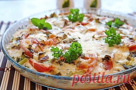 Картофельная пицца
Состав:
3-4 шт картофеля (375г).
1 небольшой пучок зеленого лука.
2 помидора.(250г).
1 небольшой кабачок.
200-300 г фарша (можно курицу, ветчину, колбасу).
Соль, красный, черный перец по вкусу.
200-250 мл молока.
3-4 яйца.
100 г сыра.
Приправы и специи по вкусу.