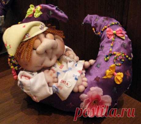 Как можно использовать старые колготки? Куклы из капроновых колготок своими руками: пошаговая инструкция. Как из старых капроновых колготок, сшить обезьяну, сделать домовенка, попону для кошки, хвост русалки, кукле руки, связать коврик? Как выварить колготки для изготовления чулочной куклы, как разрезать колготки по спирали?