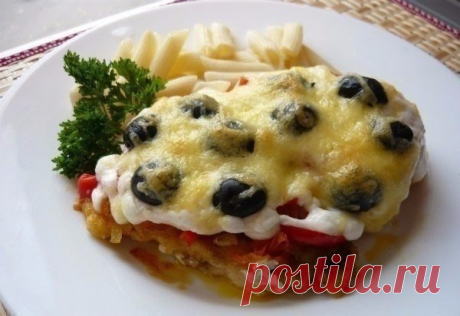 Сочная и нежная отбивная из куриной грудки под овощами с сыром и оливками