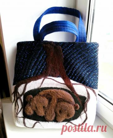 Сумка-тоут шоппер стеганая с объемной аппликацией Медвежата купить в интернет-магазине Ярмарка Мастеров по цене 3150 ₽ – X9X7SRU, Сумка-тоут, Рошаль - доставка по России Сумка-тоут шоппер стеганая с объемной аппликацией Медвежата в наличии в интернет-магазине на Ярмарке Мастеров - 55890280. Сумка-тоут от Antiq-vintag. Размер: 33*36*8 см
Длина ручки: 47 см. Материал: натуральная шерсть, декоративная ткань, хлопок, фетр, органза, синтепон, ручная стёжка. Гарантированна...