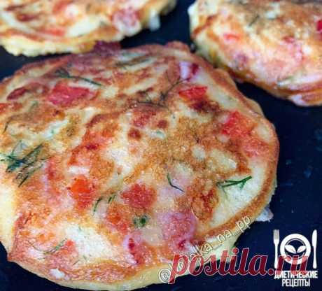 Очень вкусные и простые оладьи со вкусом пиццы 
на 100грамм - 116.35 ккалБ/Ж/У - 6.31/4.65/11.97

Ингредиенты:
150 мл кефира;
1 яйцо;
4 ст л кукурузной муки;
сода -0,5 ч л;
ветчина (можно заменить на куриную грудку) - 50 гр;
сыр -40 гр;
1 маленький помидор;
перец болгарский -половина ;
зелень (у меня укроп )
соль,специи по вкусу .
За рецепт спасибо группе Диетические рецепты

Приготовление:
В кефир добавляем яйцо,соду и муку.
Перемешиваем .
Овощи и ветчину нарезаем на квад...