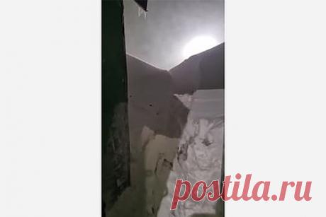 Заваленные огромными сугробами улицы российского города показали на видео. Жители Норильска показали заваленные сугробами улицы города. На записи видно, что российский город буквально утопает в сугробах. Людям приходится откапывать свои машины, которые за ночь может полностью скрыть снегом, и рыть тоннели, чтобы выйти из подъезда. В сентябре 2022 года в Норильске уже выпал первый снег.
