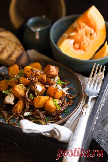 Салат с хрустящим лучком и тыквой во фритюре. Что только не делают с тыквой: парят, варят, жарят... Но вот во фритюр. Что-то новенькое