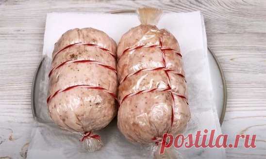 На приготовление куриной ветчины из сплошного мяса без всяких лишних усилителей вкуса уйдет всего около часа времени. Затем ее останется только охладить в холодильнике и бутербродное мясо на всю неделю готово.
650 граммов куриной грудки и 600 граммов филе с бедер очень мелко рубим ножом и перекладываем в глубокую форму. Добавляем полторы чайной ложки соли.
Постепенно вливаем 120 миллилитров ледяной воды. Вымешиваем и под пленкой оставляем охлаждаться.
Затем достаем, добавл...