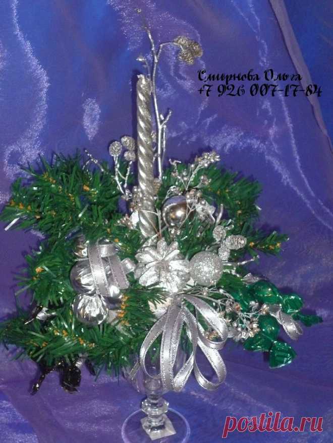 Новогодняя композиция со свечей на бокале. Конфеты марсианка- 5 шт , шарлет 16 шт