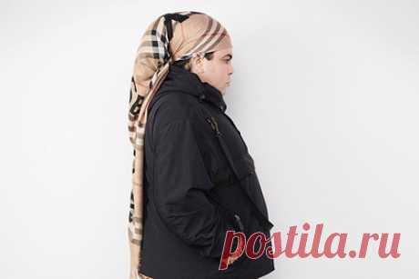 Новую коллекцию Burberry сравнили с домашней одеждой дагестанских бабушек. Покупатели сравнили новую осенне-зимнюю коллекцию британского модного бренда Burberry с домашней одеждой дагестанских бабушек. На размещенном в сети фото модель позирует в черной куртке, юбке длины макси и бежевом свитере. Ее образ дополнили повязанный на голове платок в клетку и черно-оранжевые сандалии.