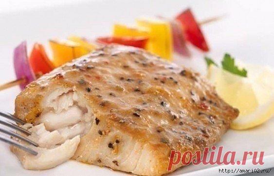 Готовим вкусного минтая 

килограмм филе минтая, 
луковица, 
лавровый лист, 
душистый перец, 
пряности для рыбы, 
зелень петрушки и укропа, 
ложка яблочного уксуса, 
пятьдесят граммов сливочного масла, 
две ложки муки, 
полстакана сметаны, 
ложечка измельчённого хрена, 
два желтка, 
перец чёрный, 
сахар и соль. 

Целую луковицу, стебли петрушки и укропа (сама зелень нам впоследствии понадобится), пряности для рыбы, соль залить водой (примерно пол-литра) и вскипятить. Порци...