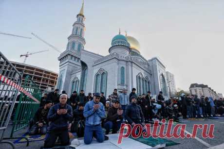 Как мусульмане в России встретили Ураза-байрам. Фоторепортаж. Утром в пятницу мусульмане начали отмечать праздник Ураза-байрам, знаменующий окончание священного месяца Рамадан и строгого поста. Это один из основных праздников в исламе. Как его встретили верующие в России — в фоторепортаже РБК