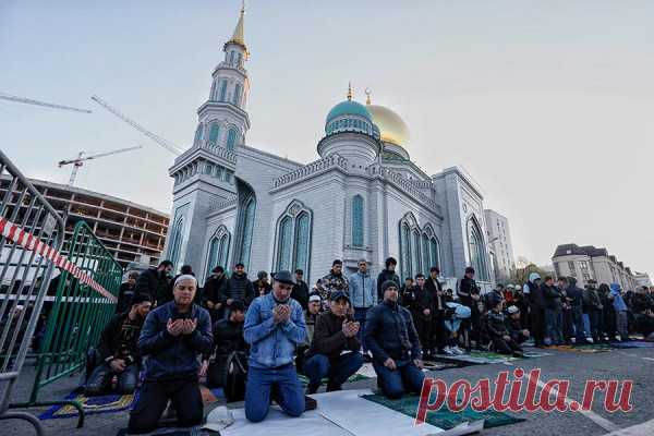 Как мусульмане в России встретили Ураза-байрам. Фоторепортаж. Утром в пятницу мусульмане начали отмечать праздник Ураза-байрам, знаменующий окончание священного месяца Рамадан и строгого поста. Это один из основных праздников в исламе. Как его встретили верующие в России — в фоторепортаже РБК