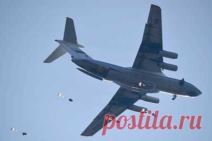 Российские войска начали получать роботизированную систему «Юнкер». Российские войска начали получать роботизированную парашютную систему «Юнкер-ДГ-250», способную производить десантирование грузов массой до 250 килограммов из перемещающихся со скоростью до 350 километров в час на высоте до 8 тысяч метров летательных аппаратов. Об этом сообщает ТАСС.