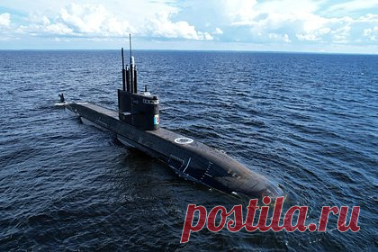 ВМФ России получил «Кронштадт». Военно-морской флот России получил новую дизель-электрическую подводную лодку «Кронштадт» проекта 677 «Лада», сообщили в Минобороны. Корабль зачислен в состав соединения Кольской флотилии разнородных сил Северного флота. «Лады» вооружены крылатыми ракетами «Калибр», торпедами и минами.