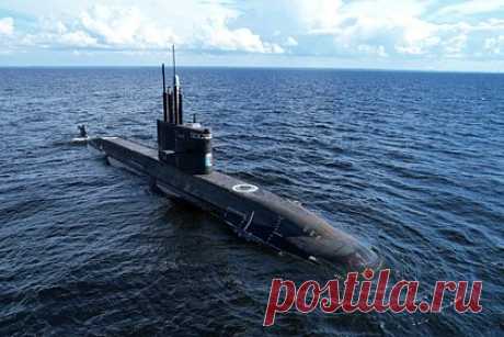 ВМФ России получил «Кронштадт». Военно-морской флот России получил новую дизель-электрическую подводную лодку «Кронштадт» проекта 677 «Лада», сообщили в Минобороны. Корабль зачислен в состав соединения Кольской флотилии разнородных сил Северного флота. «Лады» вооружены крылатыми ракетами «Калибр», торпедами и минами.
