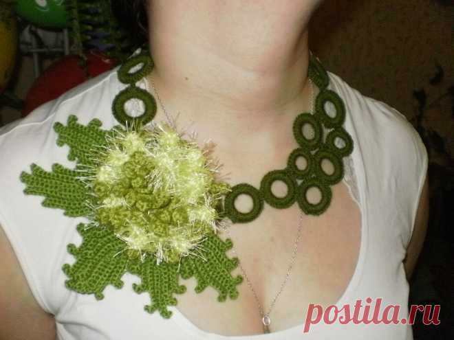 Связано из полушерстяной, акриловой нитки и травки.