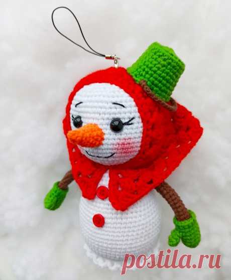 PDF Снеговушка крючком. FREE crochet pattern; Аmigurumi toy patterns. Амигуруми схемы и описания на русском. Вязаные игрушки и поделки своими руками #amimore - снеговик к Новому году, новогодний снеговичок, снежная баба на ёлку, ёлочное украшение.