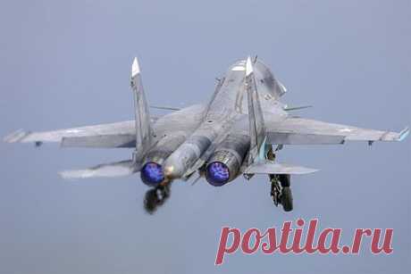 Российский Су-35 напугал польский самолет над Черным морем. Российский истребитель Су-35 напугал польский самолет над Черным морем во время патрулирования им воздушного пространства. Об этом сообщили в Минобороны Румынии. Маневры Су-35 вызвали турбулентность, серьезно осложнив управление польскому самолету, он потерял изначальную высоту, но затем пилотам удалось его выровнять.