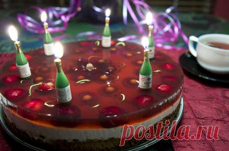 21 cherries on top Получился очень удачный корж. 3 яйца 3/4 чашки сахара 3/4 чашки муки общего назначения 1/4 чашки молотого фундука 1 ч.л. пекарского порошка 1 ст.л. какао содержимое одного стручка ванили Для желе заваривала в 1 чашке 2 пакета вишнёвого чая + 2 ст.л. кизилового варенья + 2 пакета желатина в 1/2…