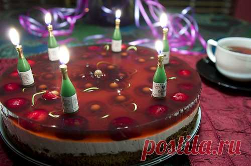 21 cherries on top Получился очень удачный корж. 3 яйца 3/4 чашки сахара 3/4 чашки муки общего назначения 1/4 чашки молотого фундука 1 ч.л. пекарского порошка 1 ст.л. какао содержимое одного стручка ванили Для желе заваривала в 1 чашке 2 пакета вишнёвого чая + 2 ст.л. кизилового варенья + 2 пакета желатина в 1/2…