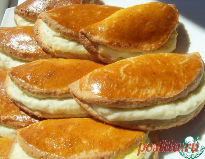 Сочники – кулинарный рецептТесто

Мука пшеничная / Мука — 2 стак.
Сахар — 0,5 стак.
Сметана — 0,5 стак.
Яйцо куриное — 1 шт
Масло сливочное — 100 г
Сода — 1 щепот.
Соль — 0,5 ч. л.
Начинка

Творог — 350 г
Сахар — 2 ст. л.
Крупа манная — 1 ст. л.
Мука пшеничная / Мука — 1 ст. л.
Сметана — 2 ст. л.
Белок яичный — 1 шт
Время приготовления: 30 минут