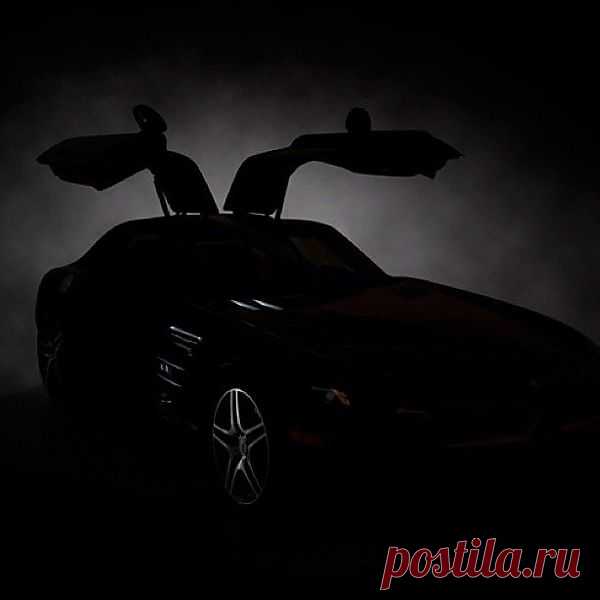 Даже в темноте, Mercedes SLS по-прежнему выглядит потрясающе!