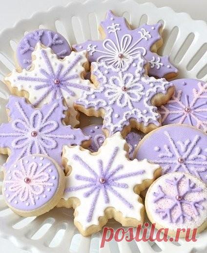 ТОП-11 РЕЦЕПТОВ САХАРНОЙ ГЛАЗУРИ 
чтобы подойти творчески к украшению новогодних печенюшек 
 
Ванильная глазурь 
 
Ингредиенты: 
 сахарная пудра - 0,5 ст 
 молоко - 1 ч.л. 
 соль - щепотка 
 сливочное масло - 1 ч.л. 
 ванилин - 1 уп. 
 
Приготовление: 
Растопите масло и добавьте остальные ингредиенты. Мешайте до кремообразного состояния. Масло растапливаем в сотейнике, добавляем к нему молоко и соль, растворяем сахарную пудру. Все перемешиваем до консистенции сметаны или к...