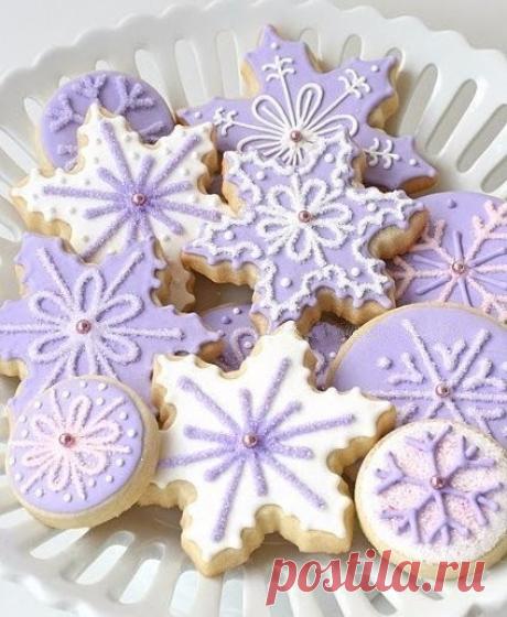 ТОП-11 РЕЦЕПТОВ САХАРНОЙ ГЛАЗУРИ 
чтобы подойти творчески к украшению новогодних печенюшек 
 
Ванильная глазурь 
 
Ингредиенты: 
 сахарная пудра - 0,5 ст 
 молоко - 1 ч.л. 
 соль - щепотка 
 сливочное масло - 1 ч.л. 
 ванилин - 1 уп. 
 
Приготовление: 
Растопите масло и добавьте остальные ингредиенты. Мешайте до кремообразного состояния. Масло растапливаем в сотейнике, добавляем к нему молоко и соль, растворяем сахарную пудру. Все перемешиваем до консистенции сметаны или к...