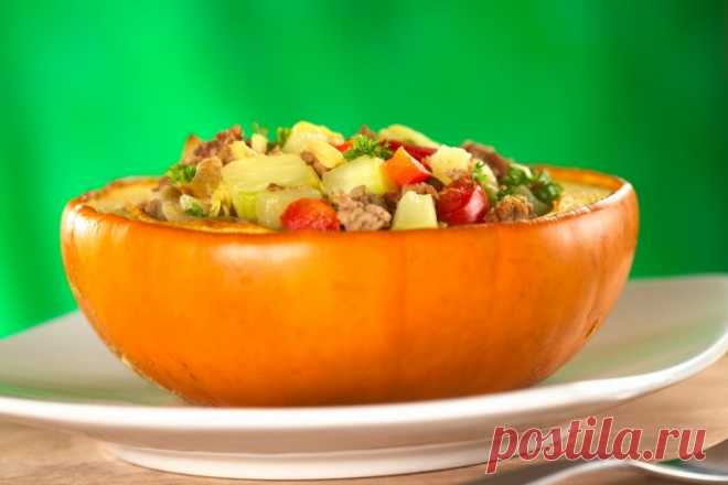 Фаршированная тыква с мясом и овощами Ингредиенты:круглая тыква - 1 шт. чеснок - 1 головка  оливковое масло - 2 ст. л. для начинки: свинина - 700 г  шампиньоны - 300 г растительное масло - 200 мл лавровый лист - 2 шт.  морковь - 2 шт.  лук - 2 шт. овощной или грибной бульон - 500...