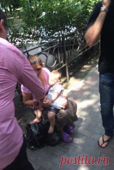 в Сочи увидели цыганку со спящим ребенком славянской внешности. Однозначно, что это не ее сын - украден или куплен для попрошайничества. Возможно, малыша ищут... На вид ему год-полтора... Максимальный перепост, пожалуйста! (4 фото)