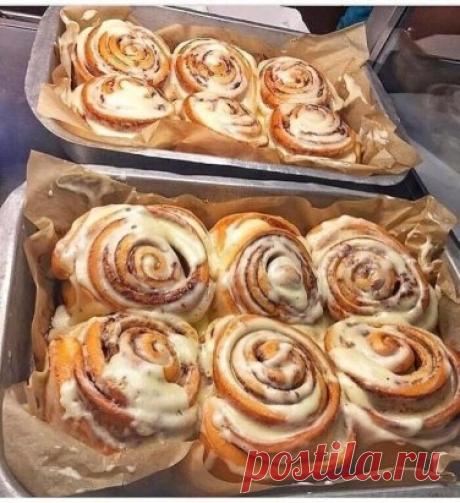 Синнабоны - вкуснятина. 
Тесто:
Молоко - 200мл
Мука - 500-550гр
Дрожжи - 1ч ложка
Слив.масло - 75гр
Сахар - 75гр
Яйца - 2шт
Соль - 1ч ложка
Начинка:
Сахар - 120гр
Корица - 15гр
Слив.масло - 90гр
Глазурь:
Маскарпоне - 200гр
Сахарная пудра - 100гр