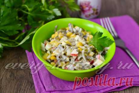Салат из крабовых палочек с морской капустой и яйцом