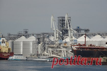 В России высказались о рисках возобновления работы зернового коридора. Сенатор Совфеда Сергей Цеков заявил, что, несмотря на то что украинская сторона предоставила письменные гарантии о неиспользовании зернового коридора для ведения боевых действий, уверенности в том, что данная договоренность будет соблюдаться, нет. Однако риск в данном случае все равно является оправданным.