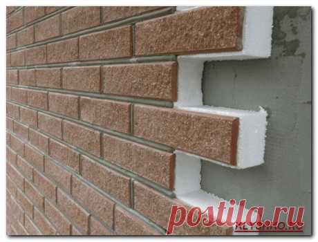 ПВХ сэндвич-панель, недостатки и достоинства 

Наиболее часто применяются жёсткие ПВХ листы. Их поверхность бывает матовой и глянцевой. Толщина пластины колеблется от 0,8 мм до 2,5 мм.

Слоистый пластик – это пластина, получаемая прессованием специальных тканей или бумаги, пропитанных определёнными полимерами. Под прессом поверхность ПВХ приобретает форму и окраску. Возможны варианты под «срез дерева», «короед», «барашек» и т.д.