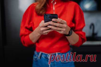 Пользователям WhatsApp рассказали о новой функции. Пользователи мессенджера WhatsApp смогут переводить голосовые сообщения в текст. О разработке соответствующей функции рассказали специалисты портала WABetaInfo. Отмечается, что расшифровка аудиосообщений будет происходить только на устройстве и никто, кроме собеседников, не будет иметь доступ к этой информации.