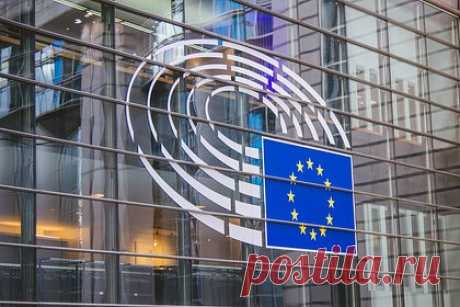 В Европарламенте призвали подать жалобу на США в ВТО. Председатель комитета по торговле в Европарламенте Бернд Ланге призвал Европейский союз (ЕС) подать жалобу во Всемирную торговую организацию (ВТО) на фоне закона США по борьбе с инфляцией. По его словам, европейская сторона получит ясность в том, что действия Вашингтона несовместимы с нормами ВТО.