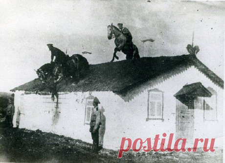 28 фотографий 100-летней давности, на которых запечатлены интереснейшие события из истории России
Казачья удаль
Тренировки казаков по преодолению препятствий на конях, 1910 год.
Источник: https://www.kulturologia.ru/blogs/281115/27368/