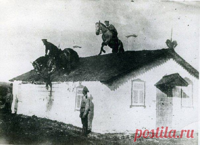28 фотографий 100-летней давности, на которых запечатлены интереснейшие события из истории России
Казачья удаль
Тренировки казаков по преодолению препятствий на конях, 1910 год.
Источник: http://www.kulturologia.ru/blogs/281115/27368/