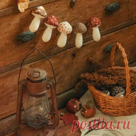 Осенний #darcy_diy 🙌🍂
⠀
На самом деле, шьются такие грибочки очень просто🧺
Но при этом смотрятся настолько уютно и винтажно!🎞🍂
Зимой их можно использовать как игрушки на ёлку, а осенью – сочетать с листиками, яблоками и желудями🍁
Можно повесить как гирлянду, дополнить ими композицию на столе или камине✨
⠀
Нам понадобится:
~ выкройка (есть в доступе в интернете)
~ белая хлопковая ткань для ножки
~ ткань осеннего оттенка для шляпки
~ нитки, иголка, булавки
~ ножницы
~ ...