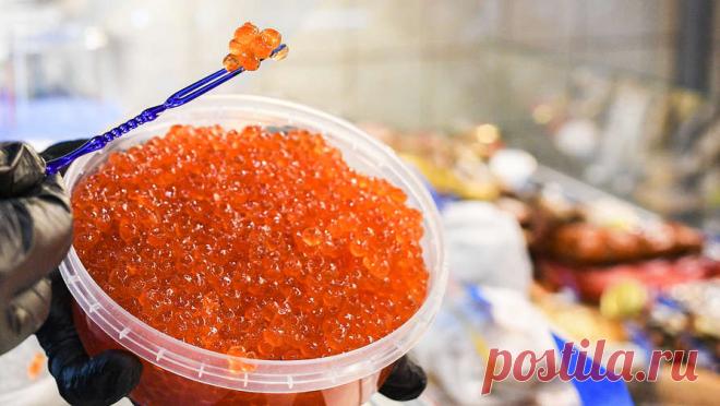 В Саратове мошенники обманули женщину, которая захотела купить икру и крабов. В Саратове мошенники обманули 36-летнюю местную жительницу, которая захотела купить морепродукты с Дальнего Востока через интернет. Об этом сообщает sarinform.ru со ссылкой на городское управление МВД. Инцидент произошел 2 ноября, ...