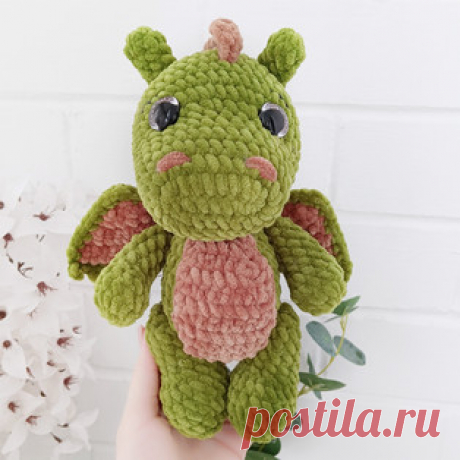 Дракоша амигуруми. Схемы и описания для вязания игрушек крючком! Бесплатный мастер-класс от Юлии Мусатовой по вязанию плюшевого Дракоши крючком. Высота вязаной игрушки примерно 23 см. Для изготовления такого дракона…