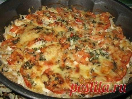 Рыба запечённая с помидорами и сыром
Рецепт из разряда:быстро и вкусно!
Ингредиенты:
филе не жирной рыбы (у меня треска) 600-700 гр.
помидор 1 шт.
сметана 3-4 ст.л.
чеснок 3-4 зубч.
зелень свежая по вкусу (я добавила укроп)
соль,перец
сыр твёрдый 50-70 гр.
Приготовление:
1. Рыбу нарезать на не большие кусочки,посолить,поперчить.
2. Выложить рыбу в форму для запекания.Посыпать мелко нарубленным чесноком.
3. Сверху смазать сметаной.Помидор тонко нарезать полукольцами,выложить следующим слоем.