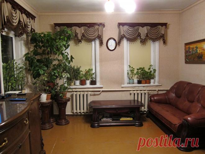 Ламбрекен - декоративная драпировка верхней части окна, двери или алькова, так же используются для изменения пропорции окна, делая оконный проем зрительно выше или уже. По виду и способу пошива их можно разделить на два типа: 1.ламбрекены на жесткой основе (бандо) 2.ламбрекены с мягкими струящимися фалдами (сваги).