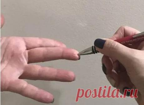 КАК БЫСТРО СНИЗИТЬ ДАВЛЕНИЕ? ПРИЧЕМ БЕЗ ТАБЛЕТОК
 
 
Первое – потому, что их не оказалось под рукой. Второе – вы не хотите себя травить химией. Если у вас резко повысилось давление, вам поможет правильное дыхание.
Всего-навсего в течение 2-3 минут при каждом выдохе надо задержать дыхание на 7-9 секунд. Так просто можно снизить давление на 30 единиц.
 
* * *
 
При головной боли и мигрени тоже постарайтесь определить, какая ноздря лучше дышит, и если боль ощущается в той же ...