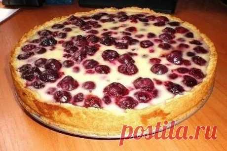 Очень нежный ягодный пирог

Ингредиенты:

для теста:
мука - 400 гр,
маргарин(масло) - 120 гр,
сахар - 100 гр,
яйцо - 2 шт.,
разрыхлитель - 1ч.л.
для начинки: ягоды - 250гр,
для заливки:
сметана - 200гр,
сахар - 100гр,
яйцо - 2 шт.,
мука - 2 ст.л.

Приготовление:

Взбить яйца с сахаром хорошенько. Маргарин(масло) растопить и дать немного остыть. Все смешать.
Разрыхлитель перемешать с мукой и смешать с яично- масляной смесью и замесить тесто. Убрать его в холодильник и приго...