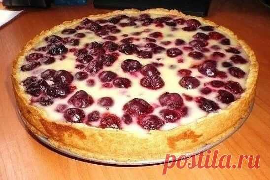 Очень нежный ягодный пирог

Ингредиенты:

для теста:
мука - 400 гр,
маргарин(масло) - 120 гр,
сахар - 100 гр,
яйцо - 2 шт.,
разрыхлитель - 1ч.л.
для начинки: ягоды - 250гр,
для заливки:
сметана - 200гр,
сахар - 100гр,
яйцо - 2 шт.,
мука - 2 ст.л.

Приготовление:

Взбить яйца с сахаром хорошенько. Маргарин(масло) растопить и дать немного остыть. Все смешать.
Разрыхлитель перемешать с мукой и смешать с яично- масляной смесью и замесить тесто. Убрать его в холодильник и приго...