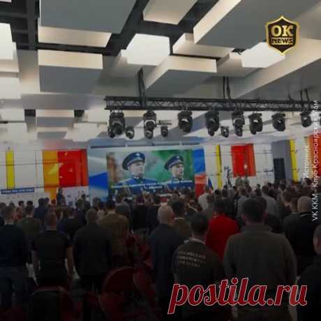 СИЛЬНЫЕ И ДЛИННЫЕ ВОЛОСЫ 
... всего за 1 месяц +15 см !
Каждая женщина, которая мечтает о здоровых волосах, должна делать такую маску 😉
1 ампула витамина В6; 
1 ампула витамина В12; 
1гр. витамина С (продаётся в пакетах); 
2 ст. л. касторового или репейного масла; 
2 ст. л. мёда (разогреваем на водяной бане); 
2 ст. л. любого бальзама для волос.
Всё смешиваем. Наносим на волосы за 1 час до мытья сначала на корни, а затем равномерно распределяем по всей длине. Надеваем на ...