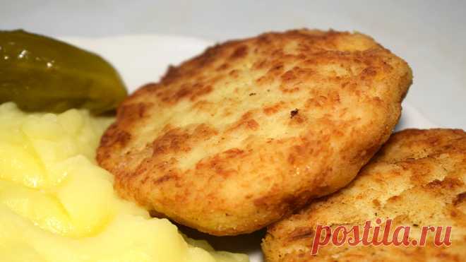 Очень вкусные и сочные куриные котлеты из мякоти филе курицы. То что надо, чтобы сытно и вкусно накормить всю семью. Гарнир может быть любым, но как же сюда идет пюрешка). Приятного аппетита!